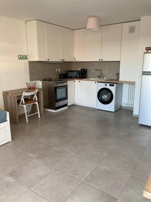 Appartement RDC avec parking privé La Fare-les-Oliviers Esterno foto